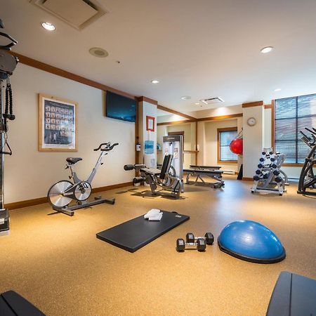 First Tracks Lodge Уистлер Экстерьер фото