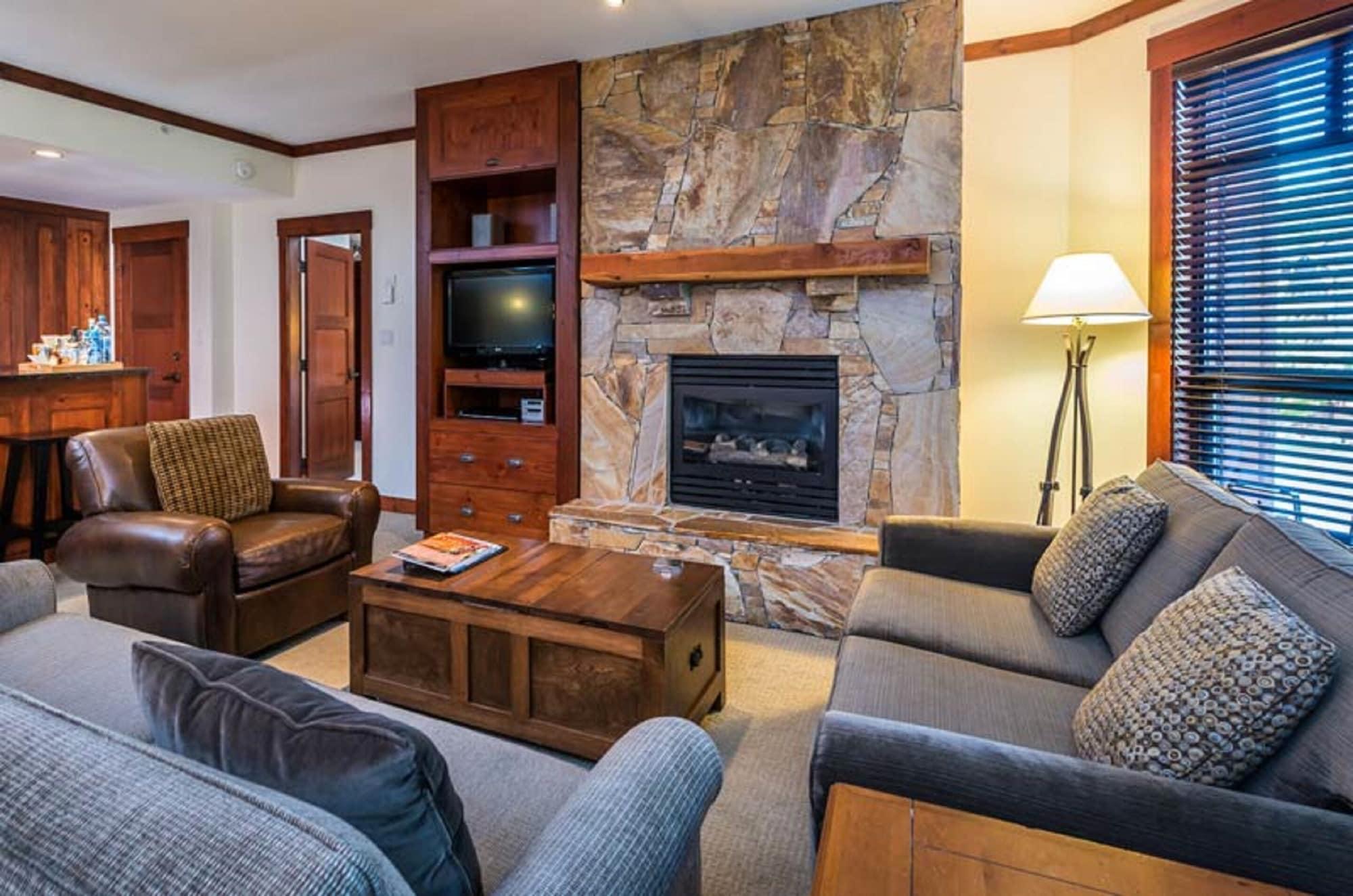 First Tracks Lodge Уистлер Экстерьер фото