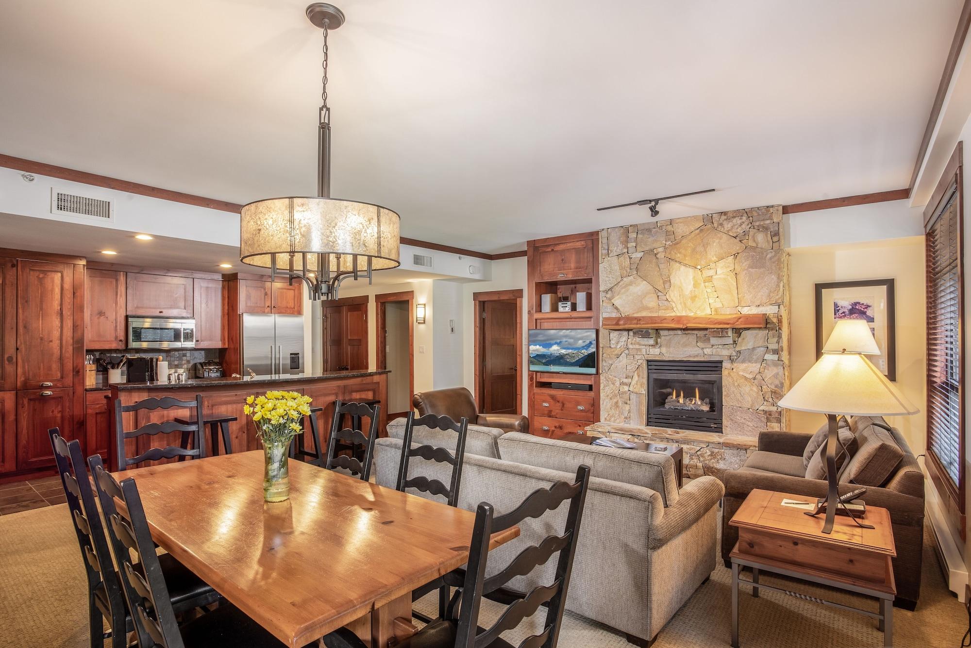 First Tracks Lodge Уистлер Экстерьер фото