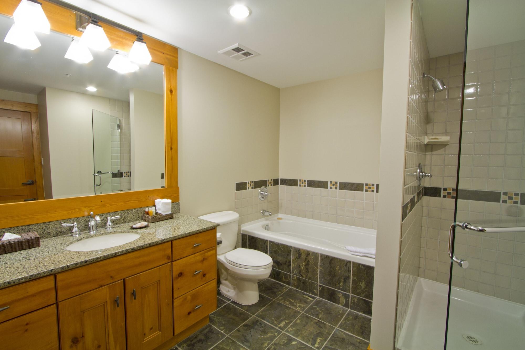 First Tracks Lodge Уистлер Экстерьер фото
