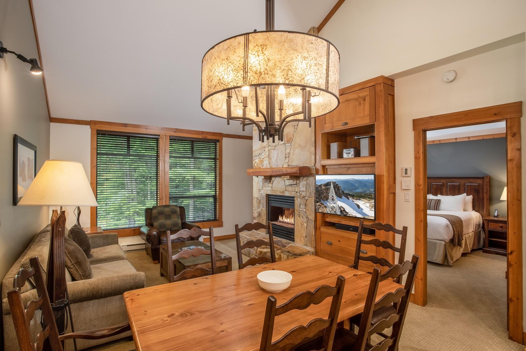 First Tracks Lodge Уистлер Экстерьер фото