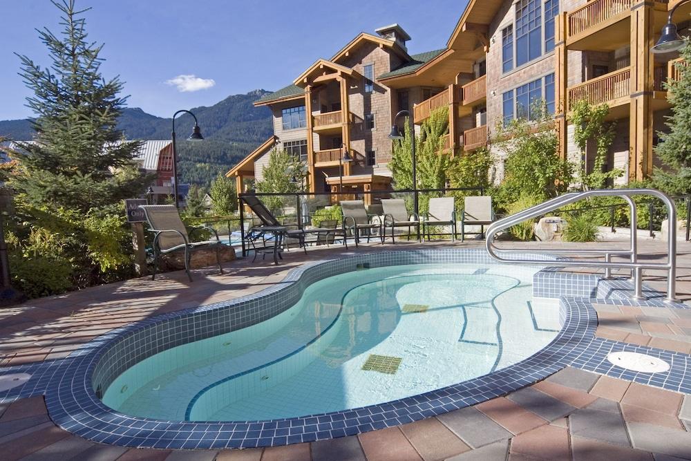 First Tracks Lodge Уистлер Экстерьер фото