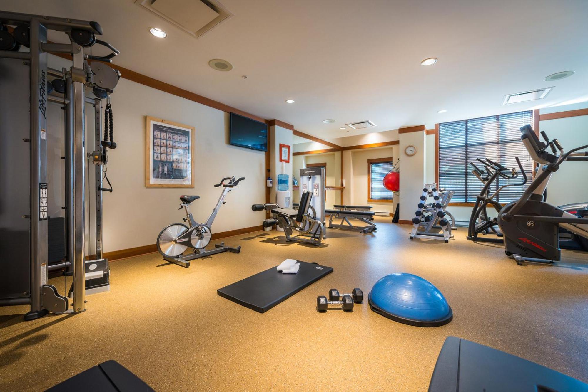 First Tracks Lodge Уистлер Экстерьер фото
