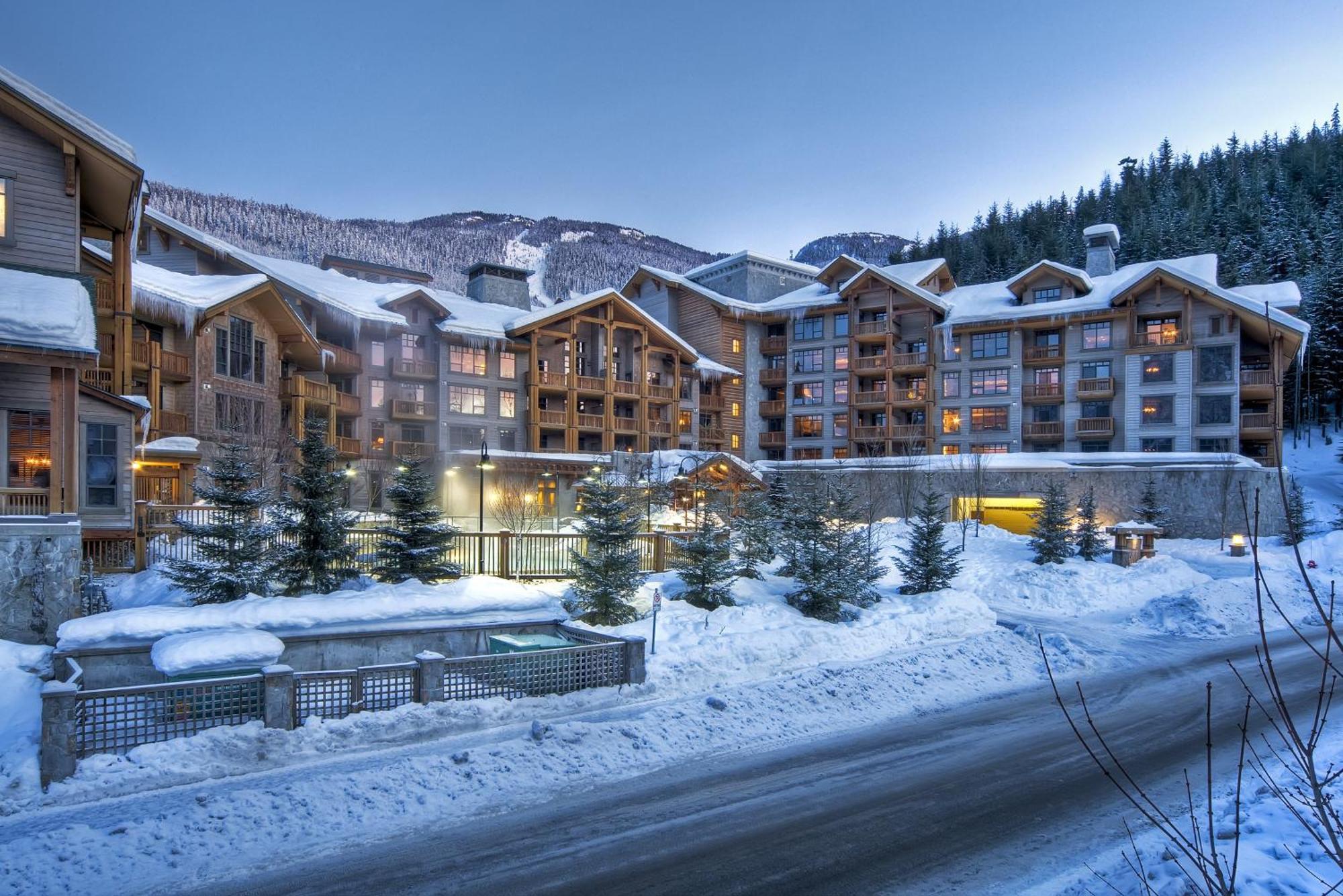 First Tracks Lodge Уистлер Экстерьер фото