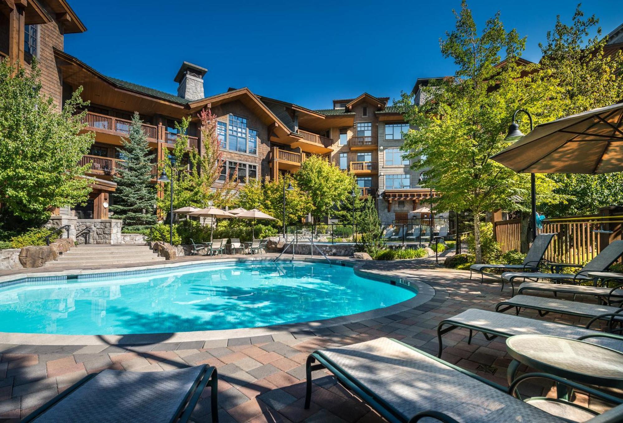 First Tracks Lodge Уистлер Экстерьер фото