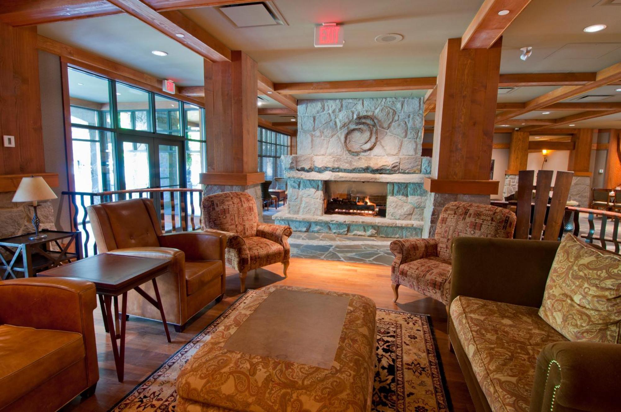 First Tracks Lodge Уистлер Экстерьер фото
