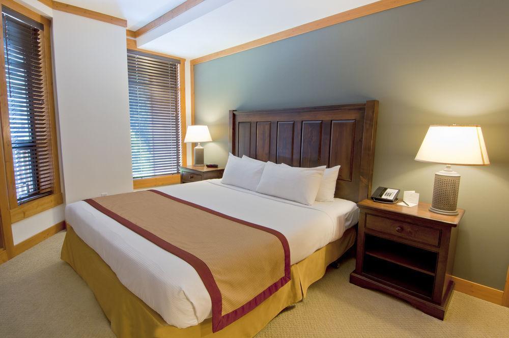 First Tracks Lodge Уистлер Экстерьер фото