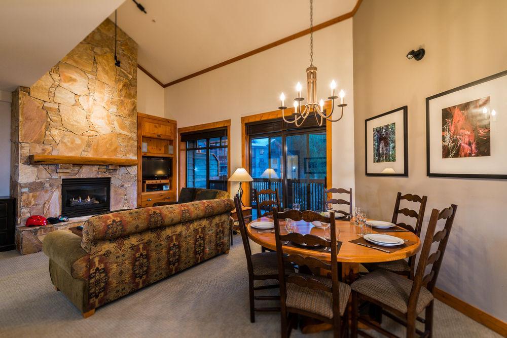 First Tracks Lodge Уистлер Экстерьер фото