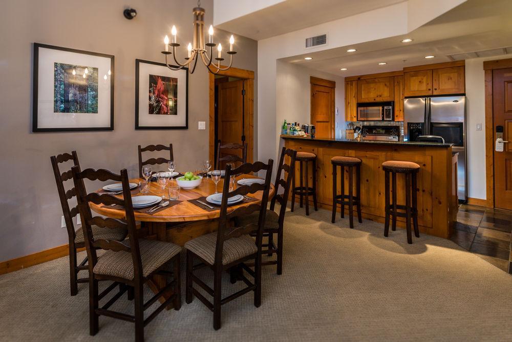 First Tracks Lodge Уистлер Экстерьер фото