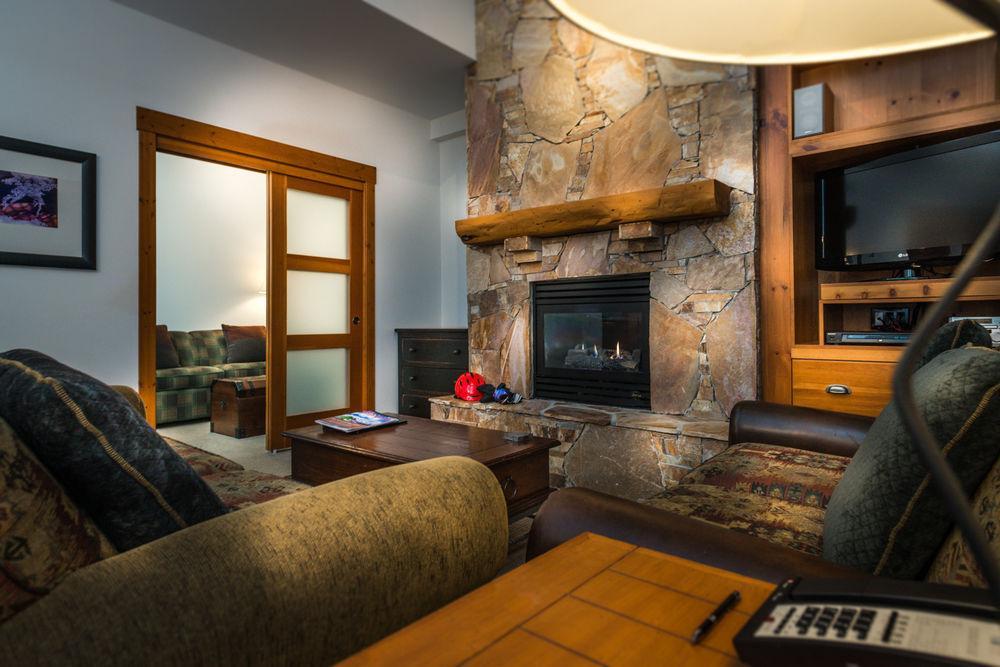 First Tracks Lodge Уистлер Экстерьер фото