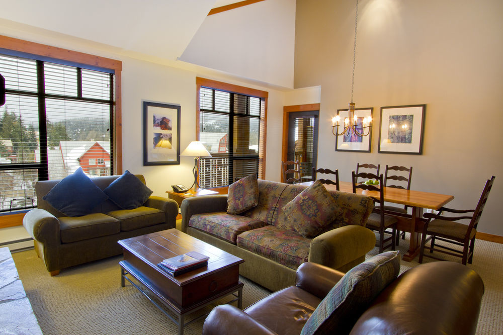First Tracks Lodge Уистлер Экстерьер фото