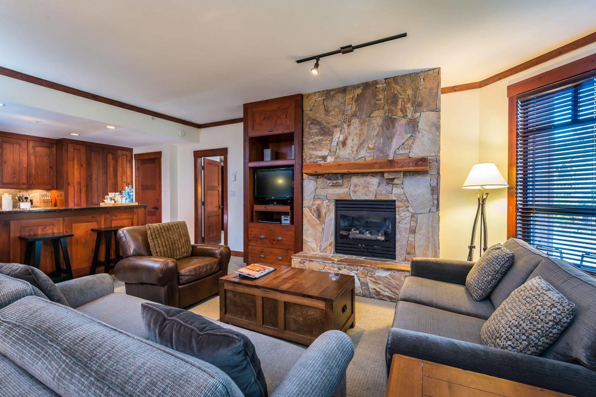 First Tracks Lodge Уистлер Экстерьер фото