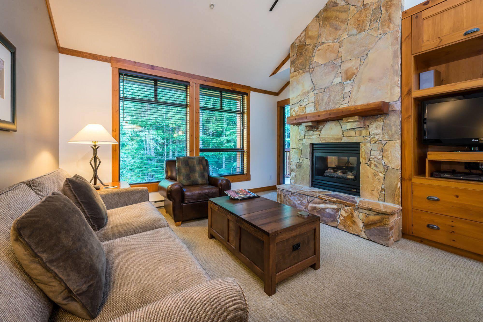 First Tracks Lodge Уистлер Экстерьер фото