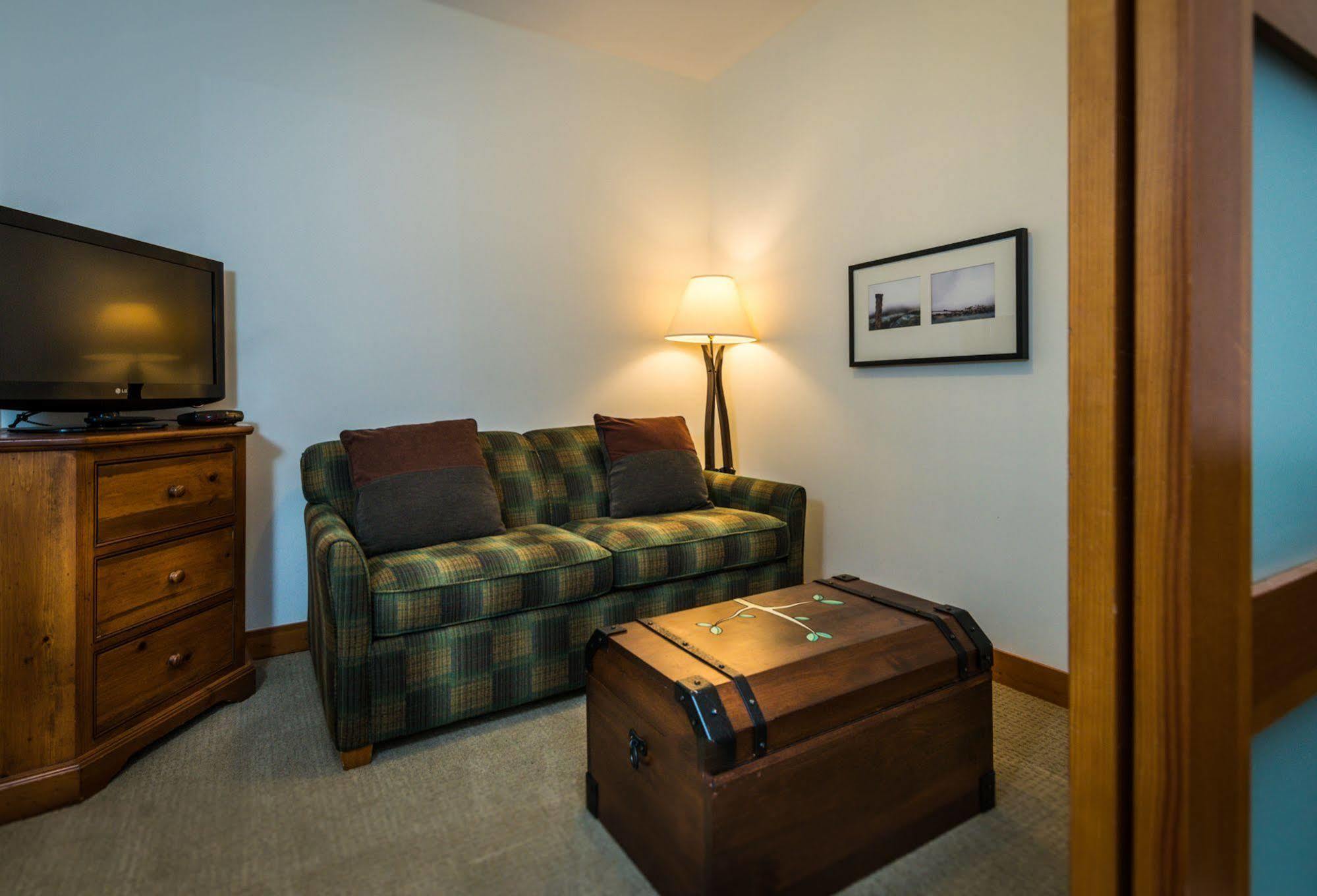 First Tracks Lodge Уистлер Экстерьер фото