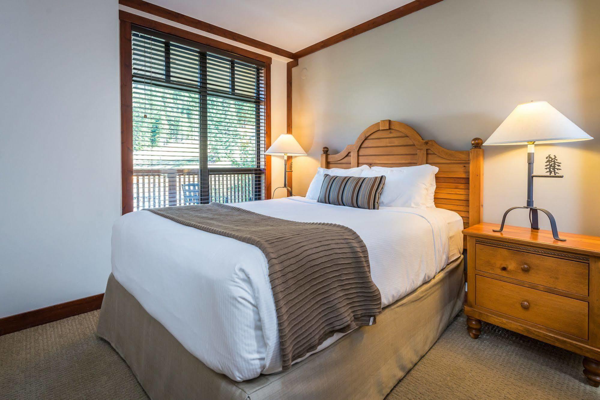 First Tracks Lodge Уистлер Экстерьер фото