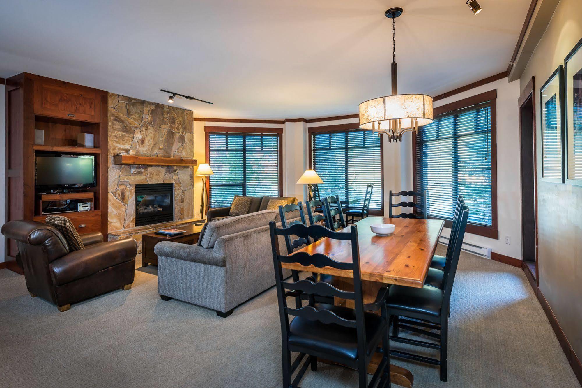 First Tracks Lodge Уистлер Экстерьер фото