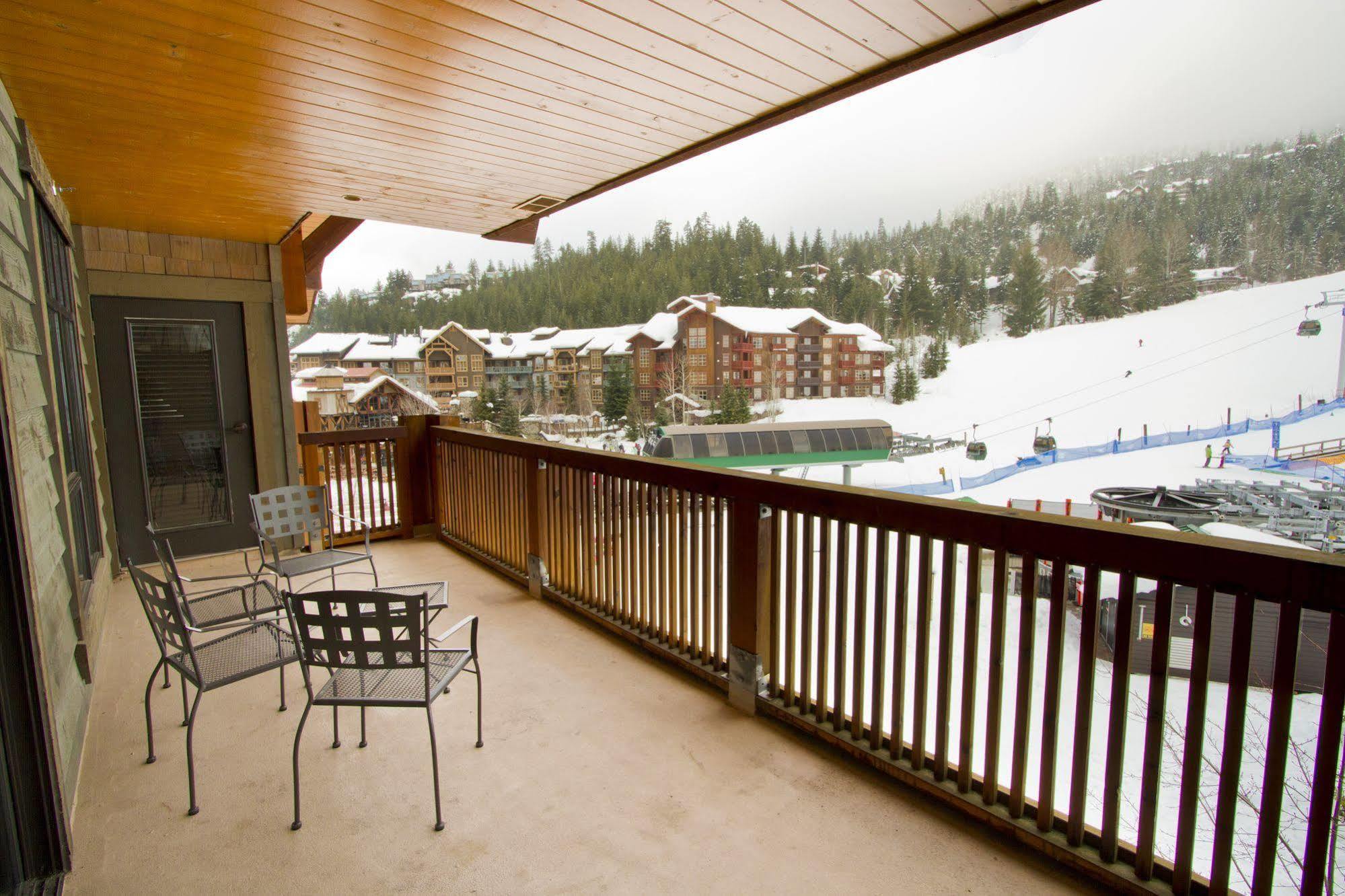 First Tracks Lodge Уистлер Экстерьер фото