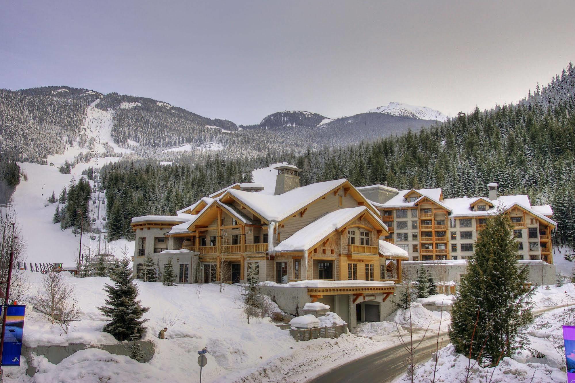 First Tracks Lodge Уистлер Экстерьер фото
