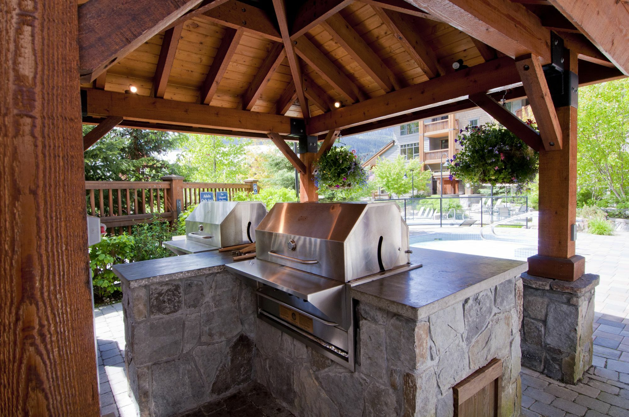 First Tracks Lodge Уистлер Экстерьер фото